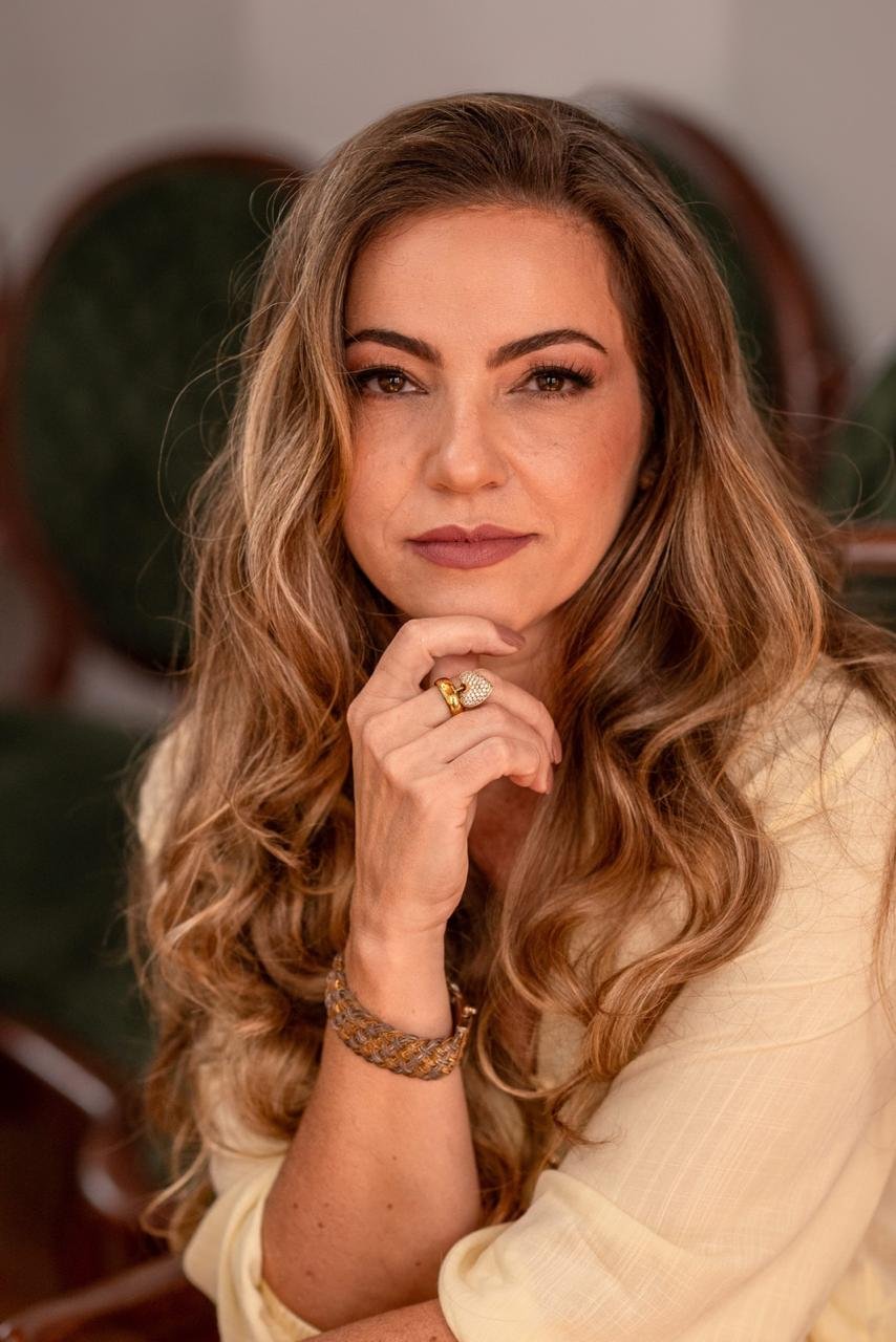 Dra. Lucimere Hallak — Odontologista em São João Del Rei, MG